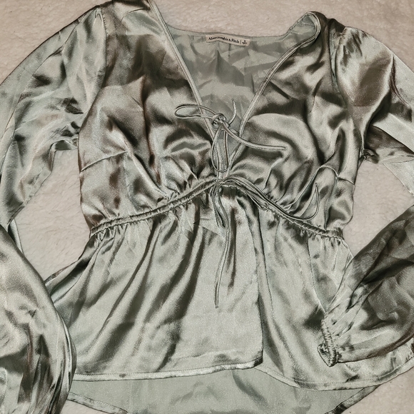 Abercrombie & Fitch Tops - Abercrombie satin green puff sleeve top